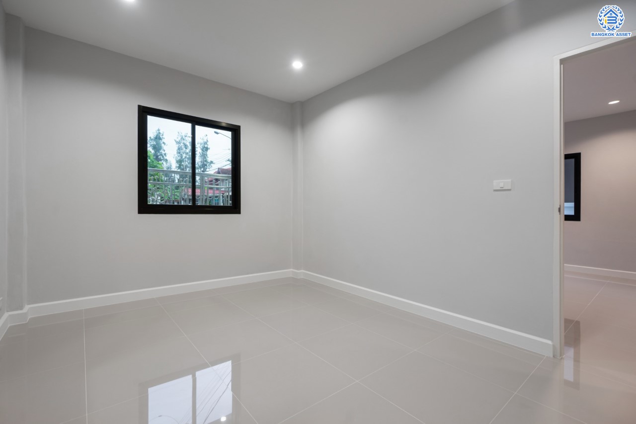 บ้านมือสองตกแต่งใหม่ ม.ดอนเมืองวิลล่า2 เพิ่มสิน บ้านเดี่ยวหลังใหญ่ เนื้อที่ 60 ตร.ว. ฟังก์ชัน 4 ห้องนอน 2 ห้องน้ำ จอดรถได้ 2 คัน บนทำเลเดินทางสะดวก เชื่อมต่อถ.สายไหม, ถ.พหลโยธิน ใกล้รถไฟฟ้าสายสีเขียว "สถานีสะพานใหม่" และทางด่วน "ฉลองรัช" รายล้อมด้วยสิ่งอำนวยความสะดวกครบครัน